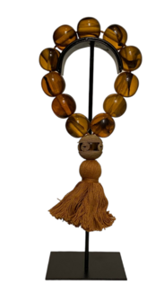 a. Kralenketting op statief (bruin)